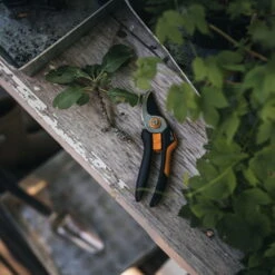 Fiskars Bypass-Schere 'Solid', Schwarz/orange -Stilvolles Gartenmöbelgeschäft 0920300708 Solid Bypass Gartenschere M 2 106804