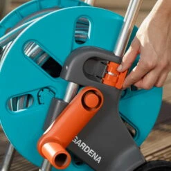 Schlauchwagen AquaRoll S, Gardena, Schlauchlängen Bis 15 M 13 Schlauchwagen AquaRoll S, Gardena, Schlauchlängen Bis 15 M -Stilvolles Gartenmöbelgeschäft 0930200441 Schlauchwagen Aqua Roll S Set kpl mit 20m Schlauch und Systemteilen 3 61598