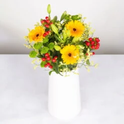 Gemischter Blumenbund 'Sonnentag' Inkl. Gratis Grußkarte -Stilvolles Gartenmöbelgeschäft 1025700015 DIY Mixbund Sonnentag Germini Hypericum Statice Lilie Santini 2 94588