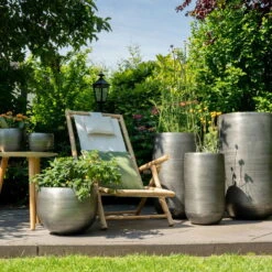 Pflanzgefäß 'Rowen', Silber, Ø 47 X H 82 Cm -Stilvolles Gartenmöbelgeschäft 3210801614 3210801615 3210801617 3210801618 3210801635 3210801636 3210801637 3210801638 Pflanzgefaess Rowen silber 114959