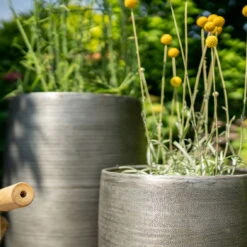 Pflanzgefäß 'Rowen', Silber, Ø 47 X H 82 Cm -Stilvolles Gartenmöbelgeschäft 3210801635 3210801636 3210801637 3210801638 Pflanzgefaess Rowen silber 13 115030