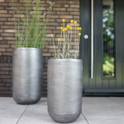 Pflanzgefäß 'Rowen', Silber, Ø 47 X H 82 Cm -Stilvolles Gartenmöbelgeschäft 3210801635 3210801636 3210801637 3210801638 Pflanzgefaess Rowen silber 9 115027